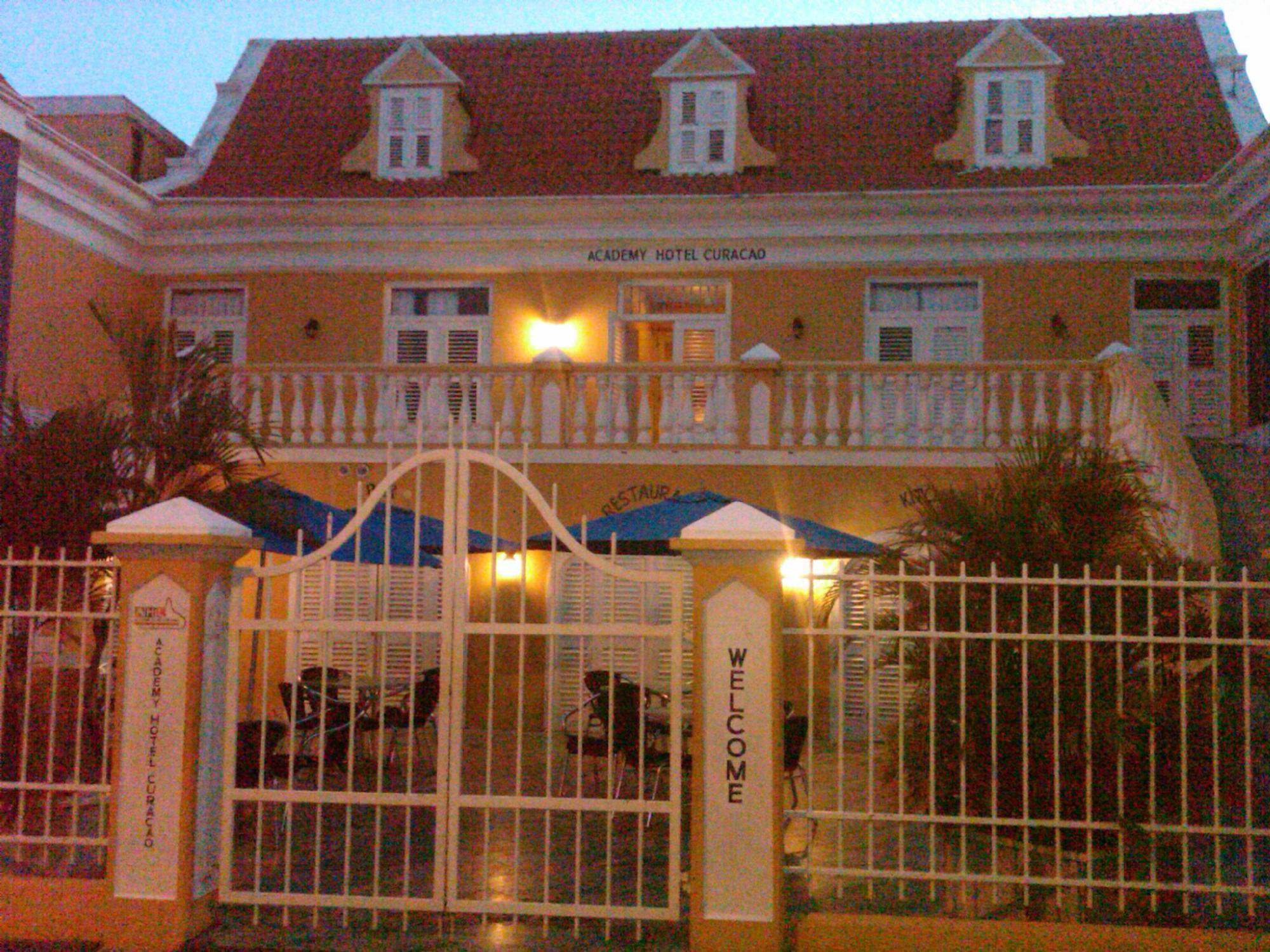 Academy Hotel Curacao Willemstad Exterior foto